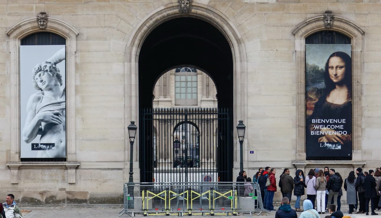 Un robo de joyas de valor incalculable en el Louvre rápido y profesional, pero con fallos