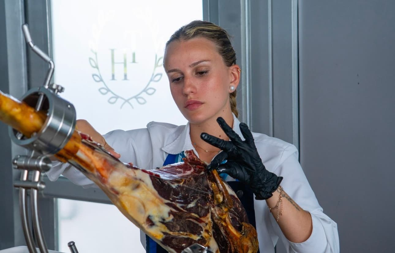 Maestra cortadora de jamón Cinco Jotas visita Puerto Rico en una exclusiva gira gastronómica