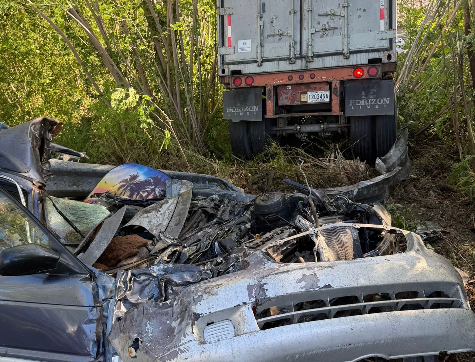 Camión impacta valla y dos vehículos tras accidente en expreso PR-52 en Salinas