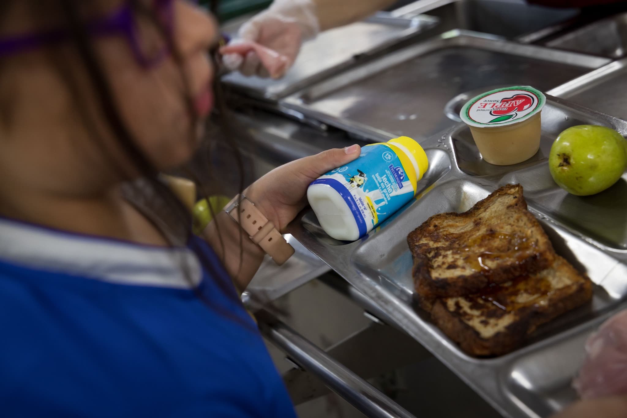 Educación inicia piloto de nuevo empaque de leche fresca en comedores escolares