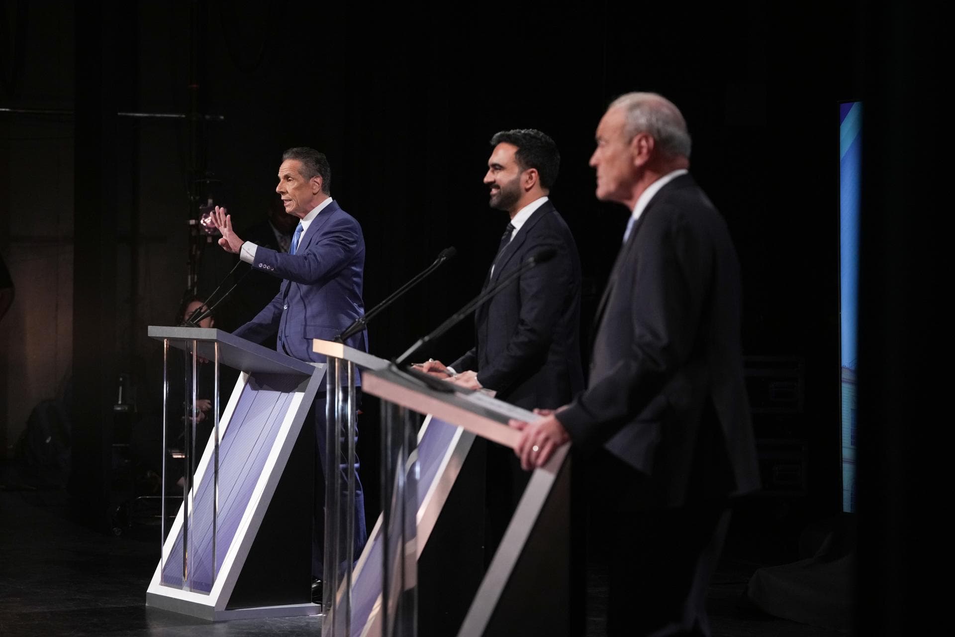 Cuomo y Adams hacen campaña como "demócratas" y piden "rechazar el socialismo" de Mamdani