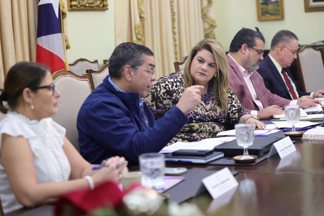 Gobernadora firma orden a LUMA de no cobrar cargo a dueños de ciertas placas solares