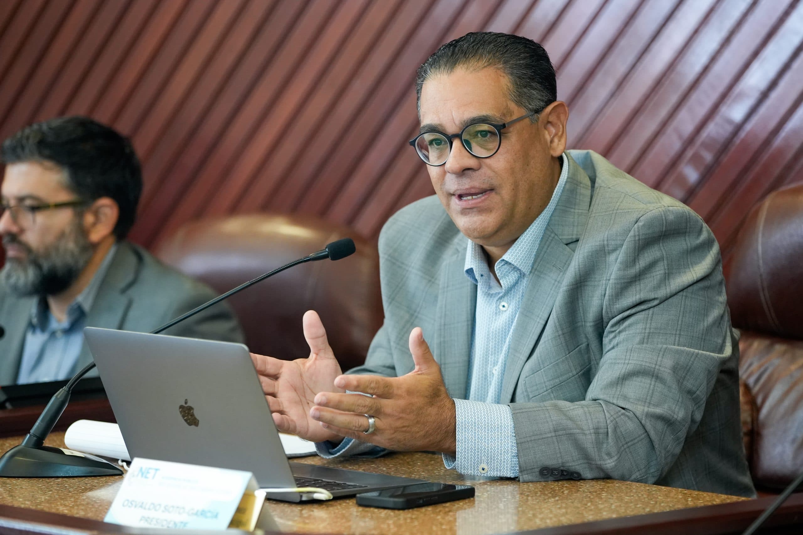 Negociado de Telecomunicaciones inicia audiencias para ordenar remoción de cables y postes en desuso