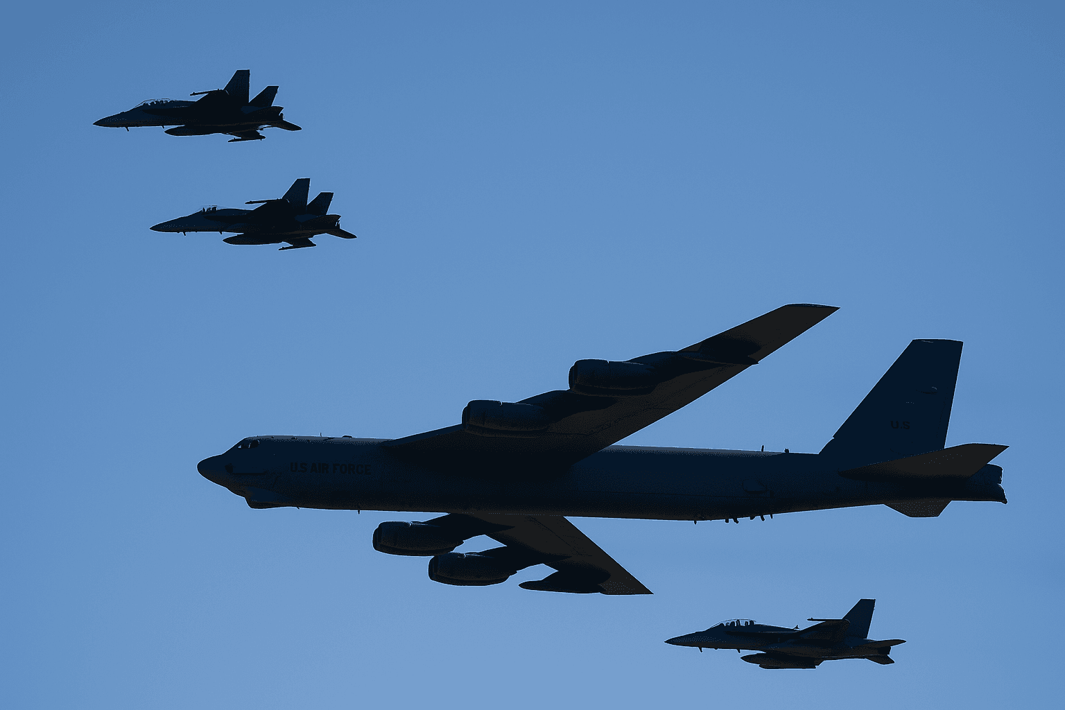 EE. UU. despliega bombardero B-52 y cazas F/A-18 frente a la costa de Venezuela en una demostración de fuerza