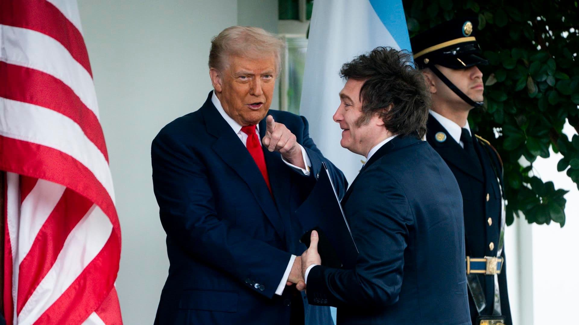 Argentina y EE.UU. firman acuerdo de estabilización cambiaria por $20,000 millones
