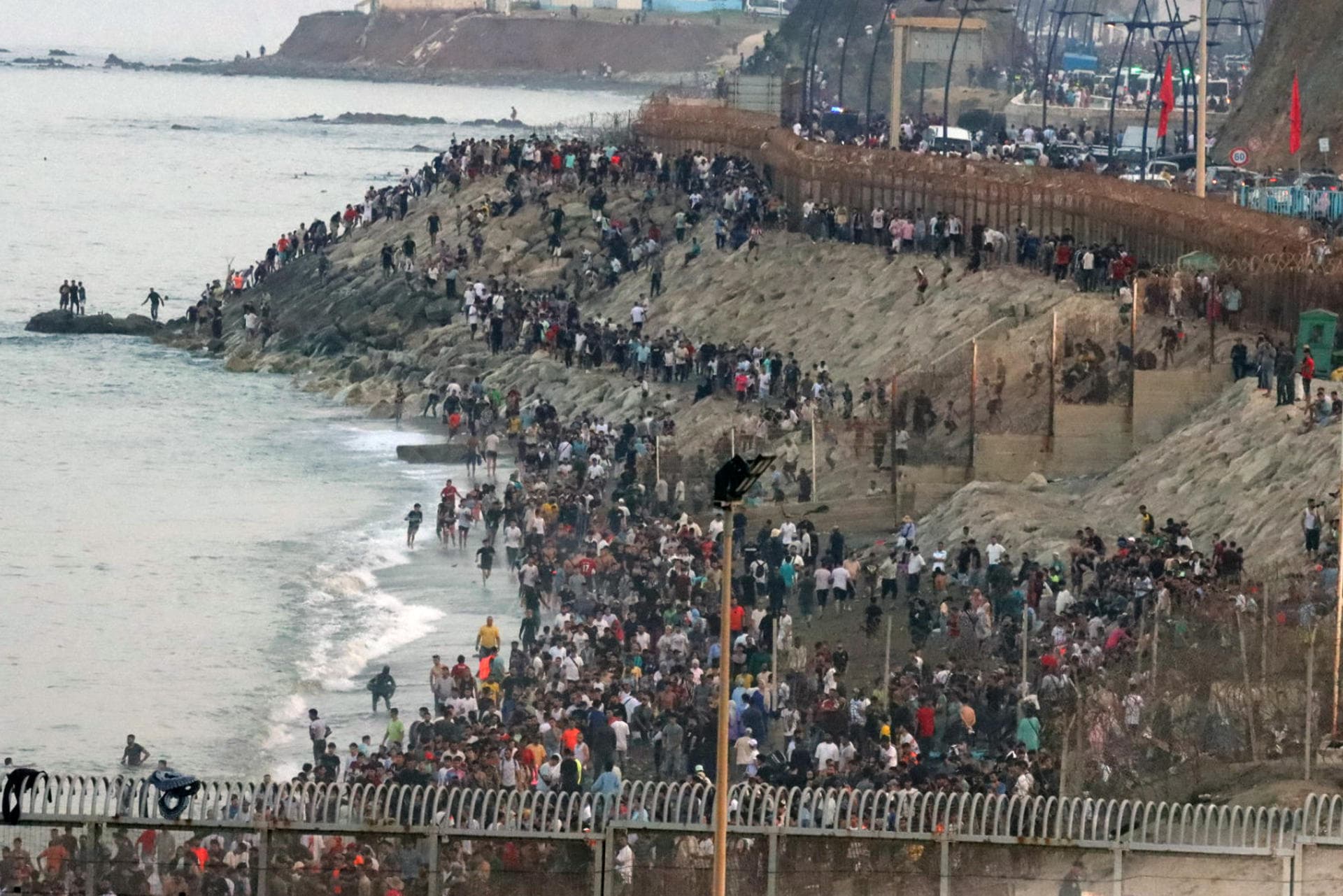 Miles de personas mantienen la presión sobre la frontera de Ceuta