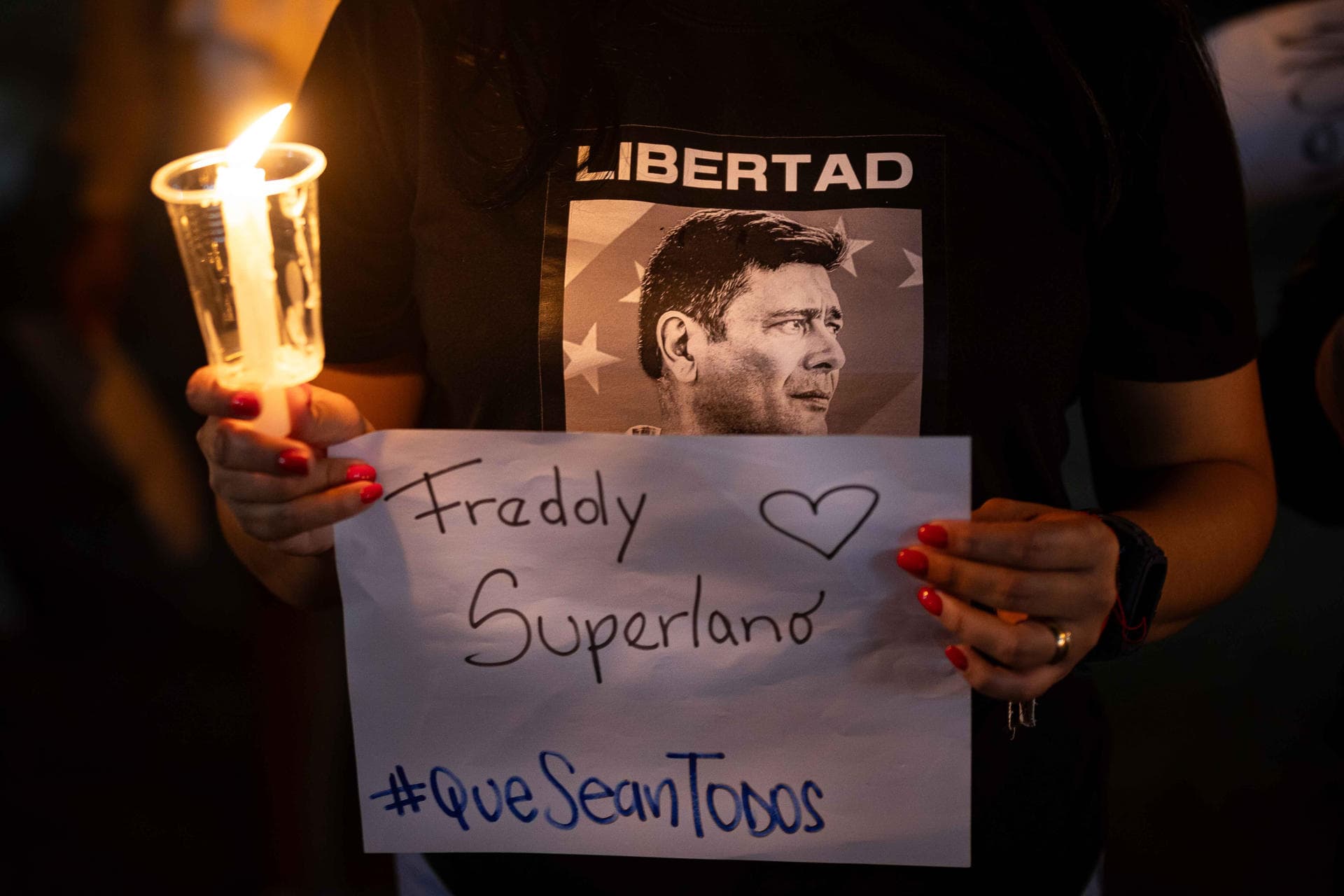 Familias de presos políticos en Venezuela pasan tercera noche en espera de excarcelaciones