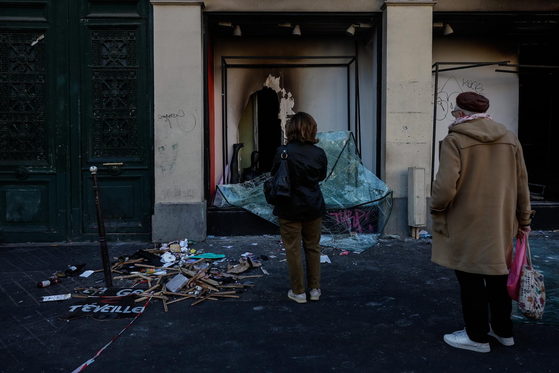 Francia decreta toques de queda parciales
