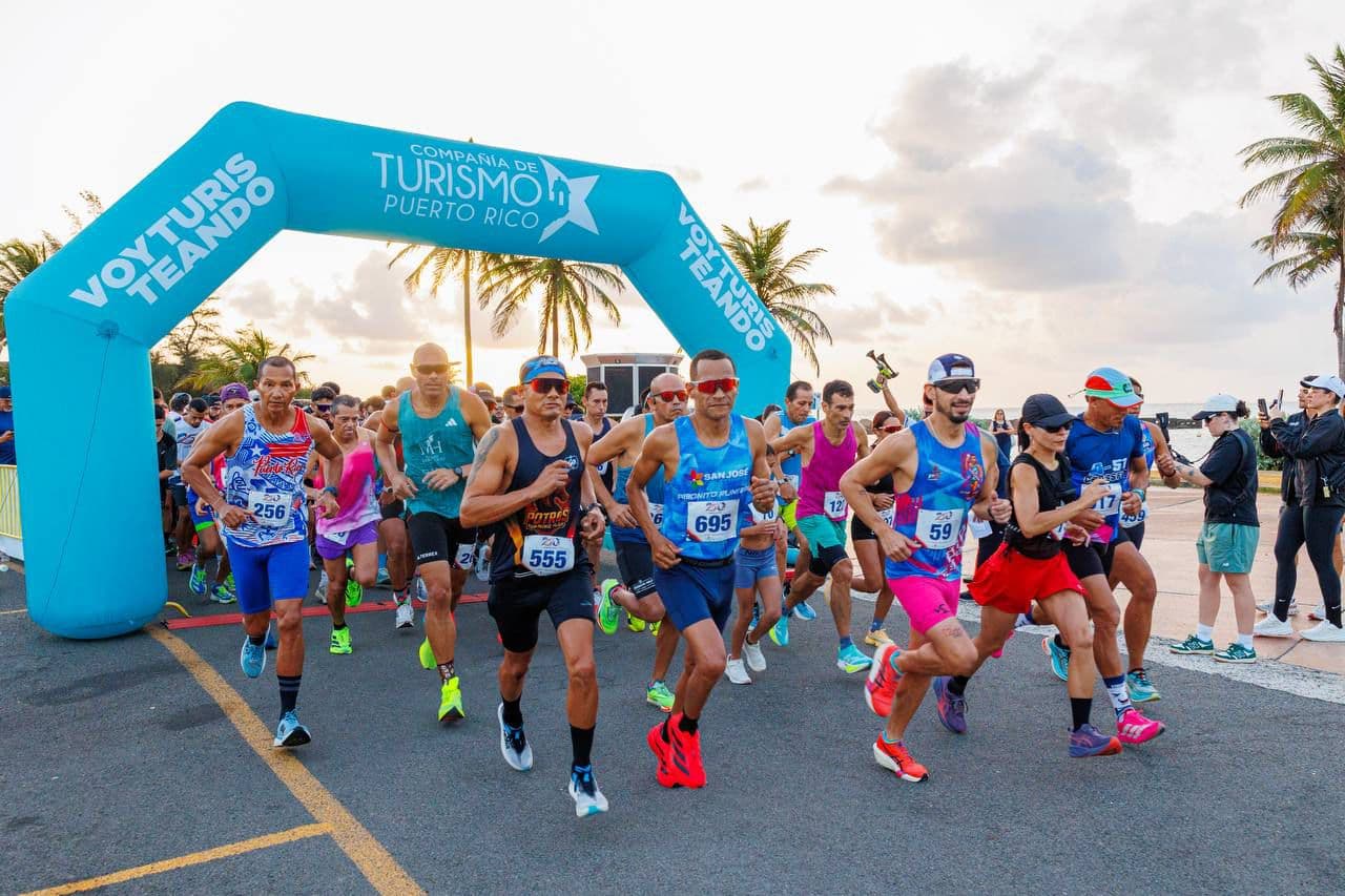 Corredores de todas partes de la isla completan el 5K América 250 en el Viejo San Juan