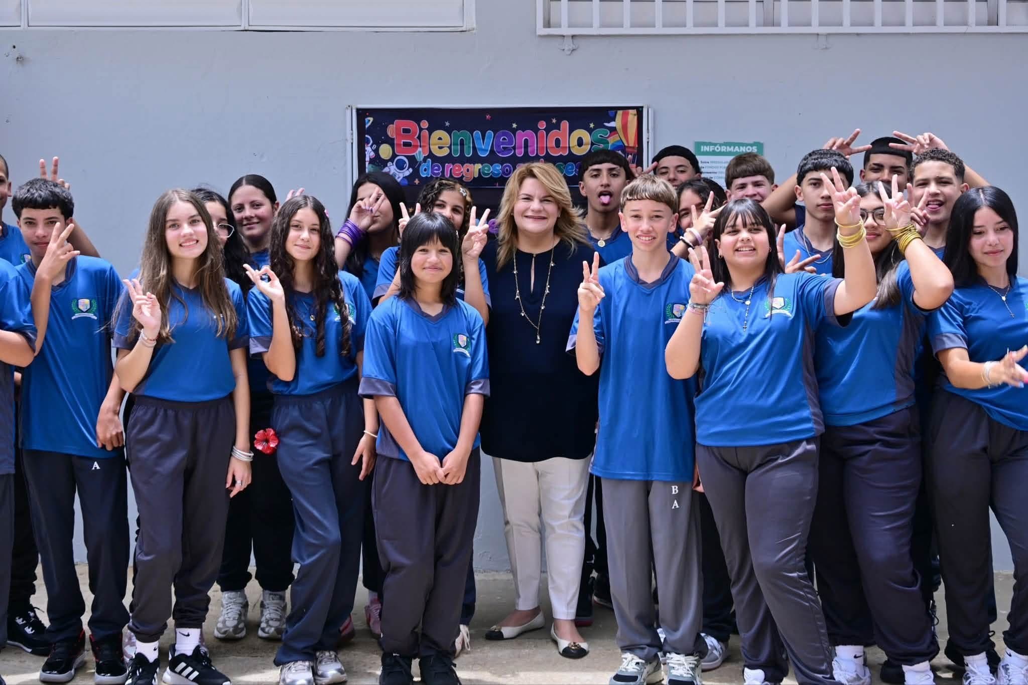 Gobernadora anuncia expansión del programa bilingüe a 119 escuelas