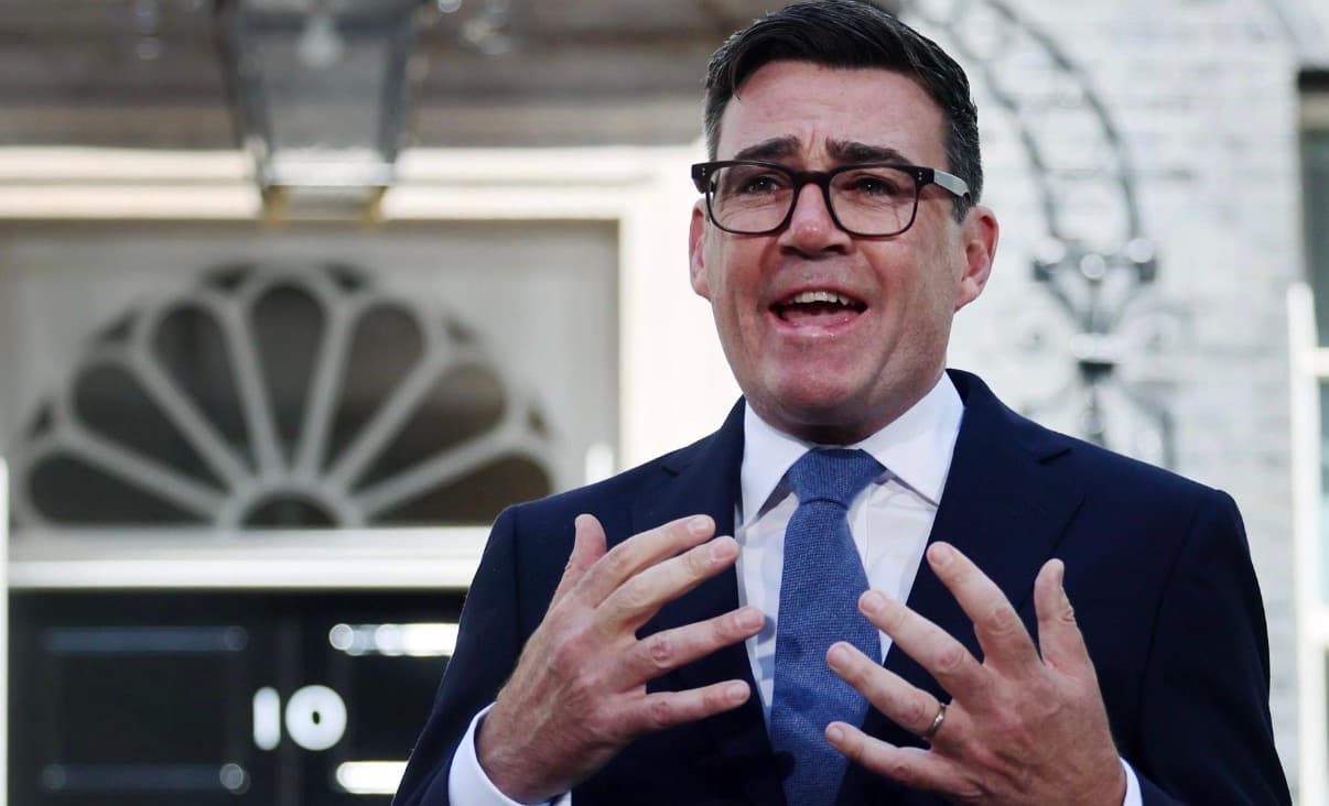 Burnham asume como primer ministro británico