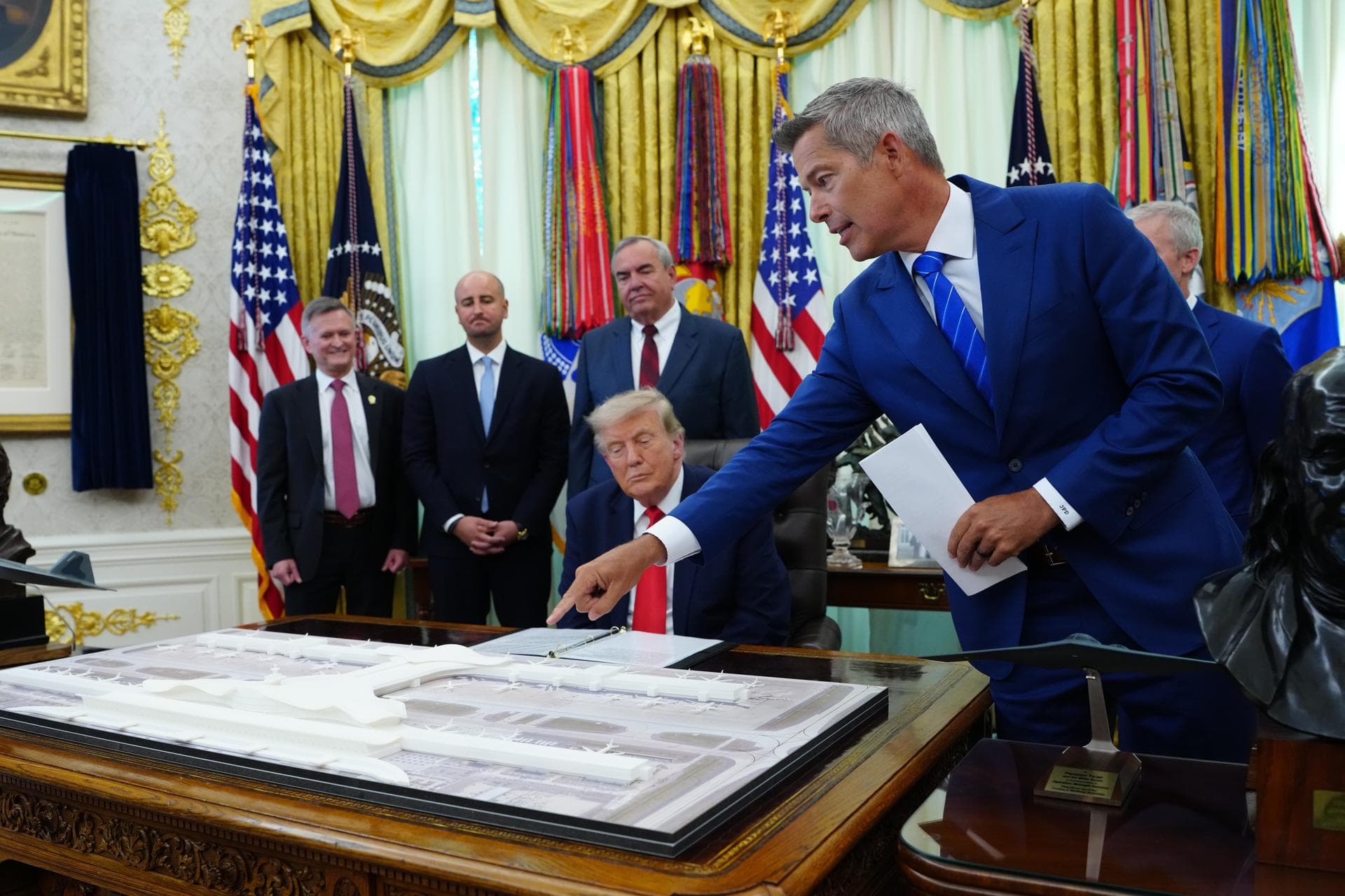 Trump presenta un plan multimillonario para reformar uno de los aeropuertos de Washington