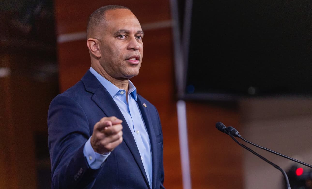 Líder demócrata del Congreso respalda al izquierdista Mamdani