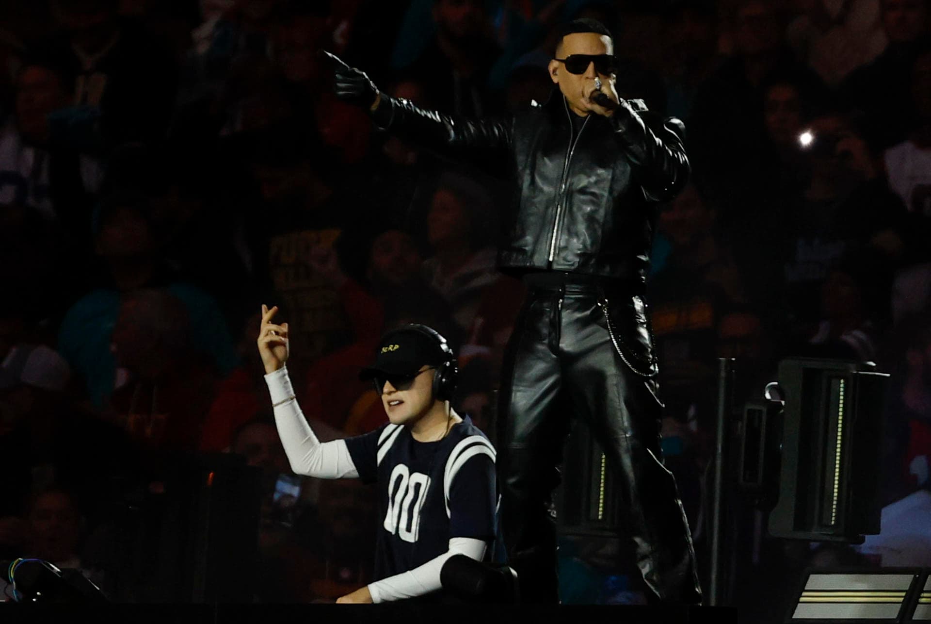 Bizarrap y Daddy Yankee revolucionan el Bernabéu en la fiesta de la NFL