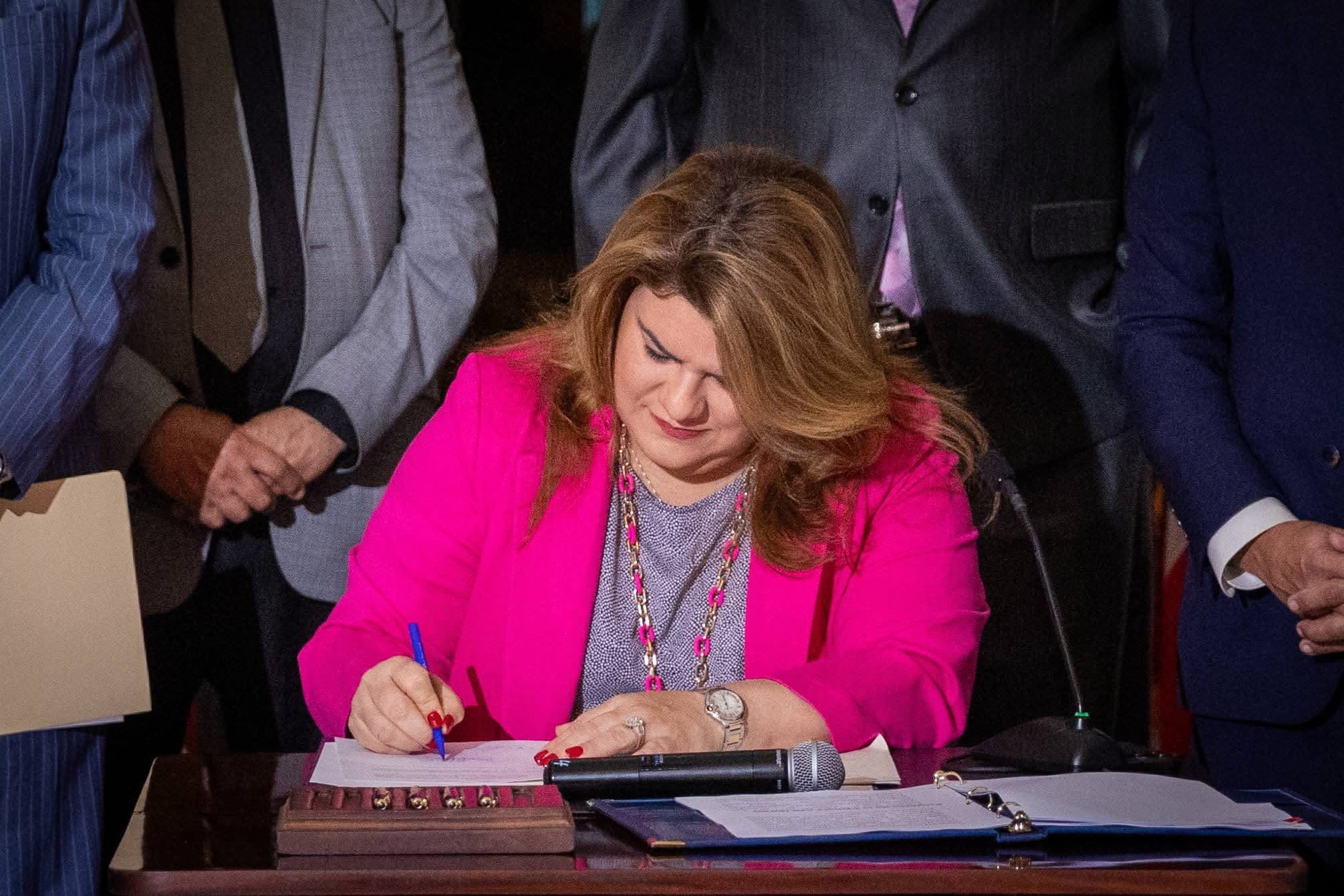 Gobernadora firma enmiendas a Ley de Transparencia