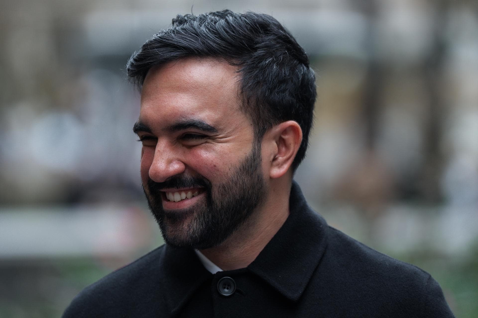 Mamdani asigna 400 asesores a 17 grupos temáticos para abordar contrataciones y políticas