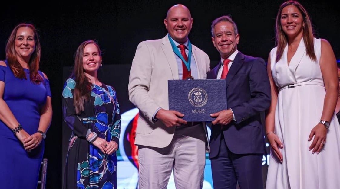 Hospital Municipal de San Juan celebra ceremonia de graduación de 49 médicos residentes