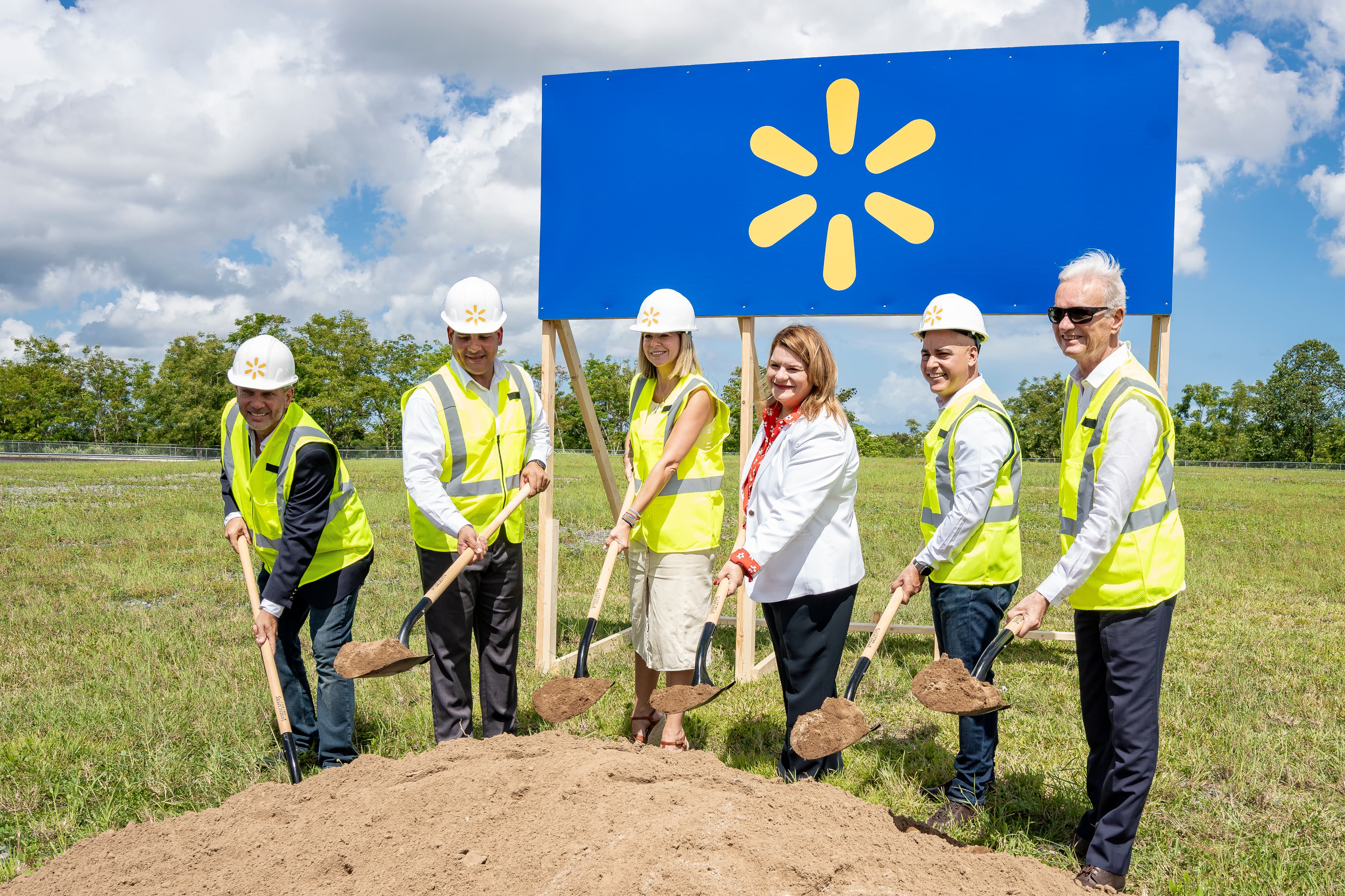 Walmart coloca primera piedra de su tienda número 19 en Puerto Rico y anuncia inversión de $65 millones