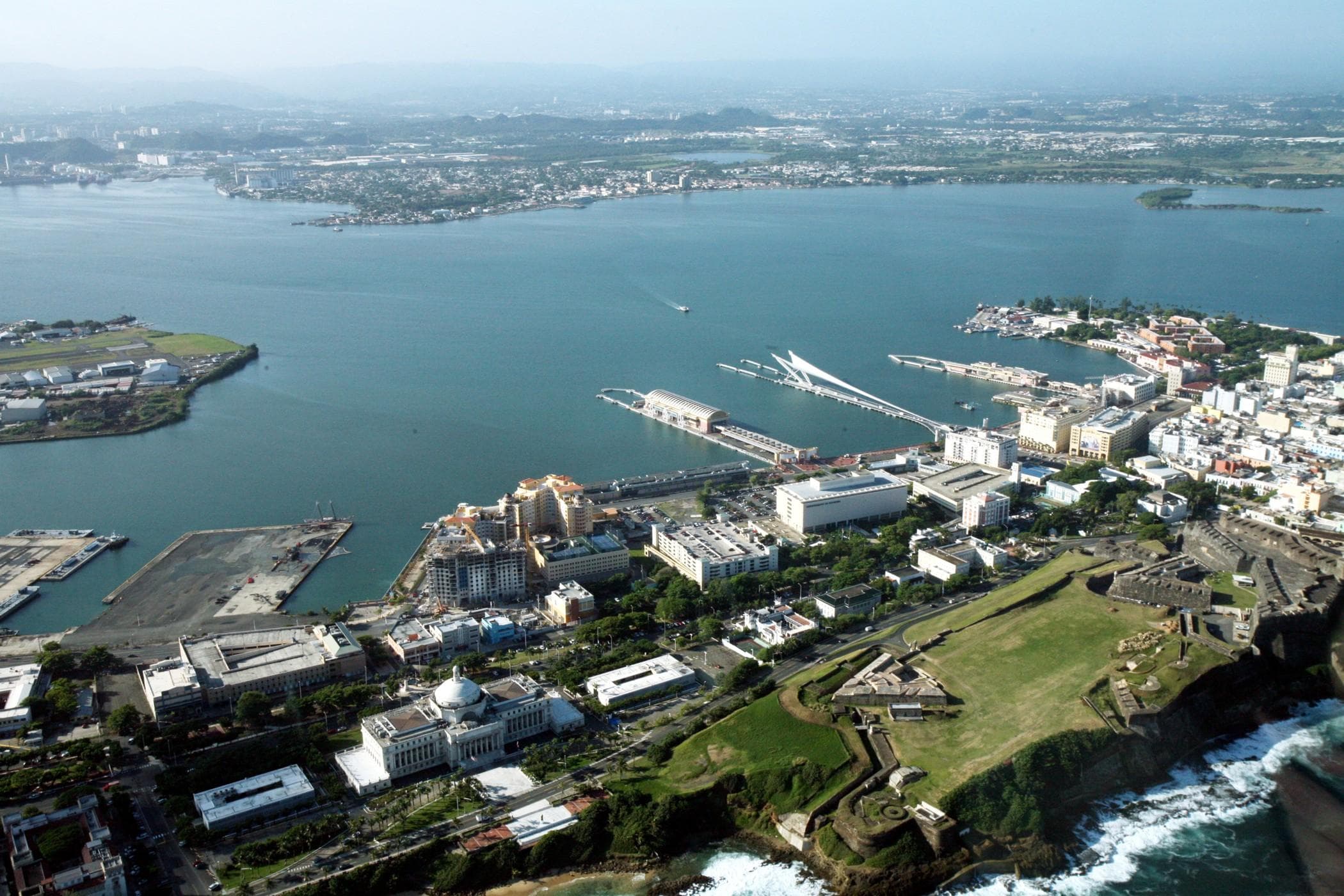 Inicia demolición de estructuras abandonadas en los muelles de Puerta de Tierra