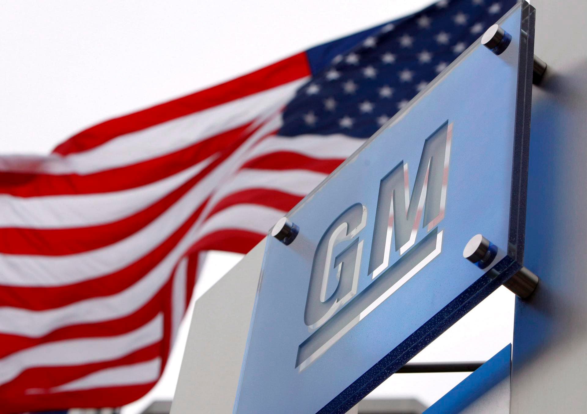 Política contra los autos eléctricos de Trump le costará a GM $1,600 millones