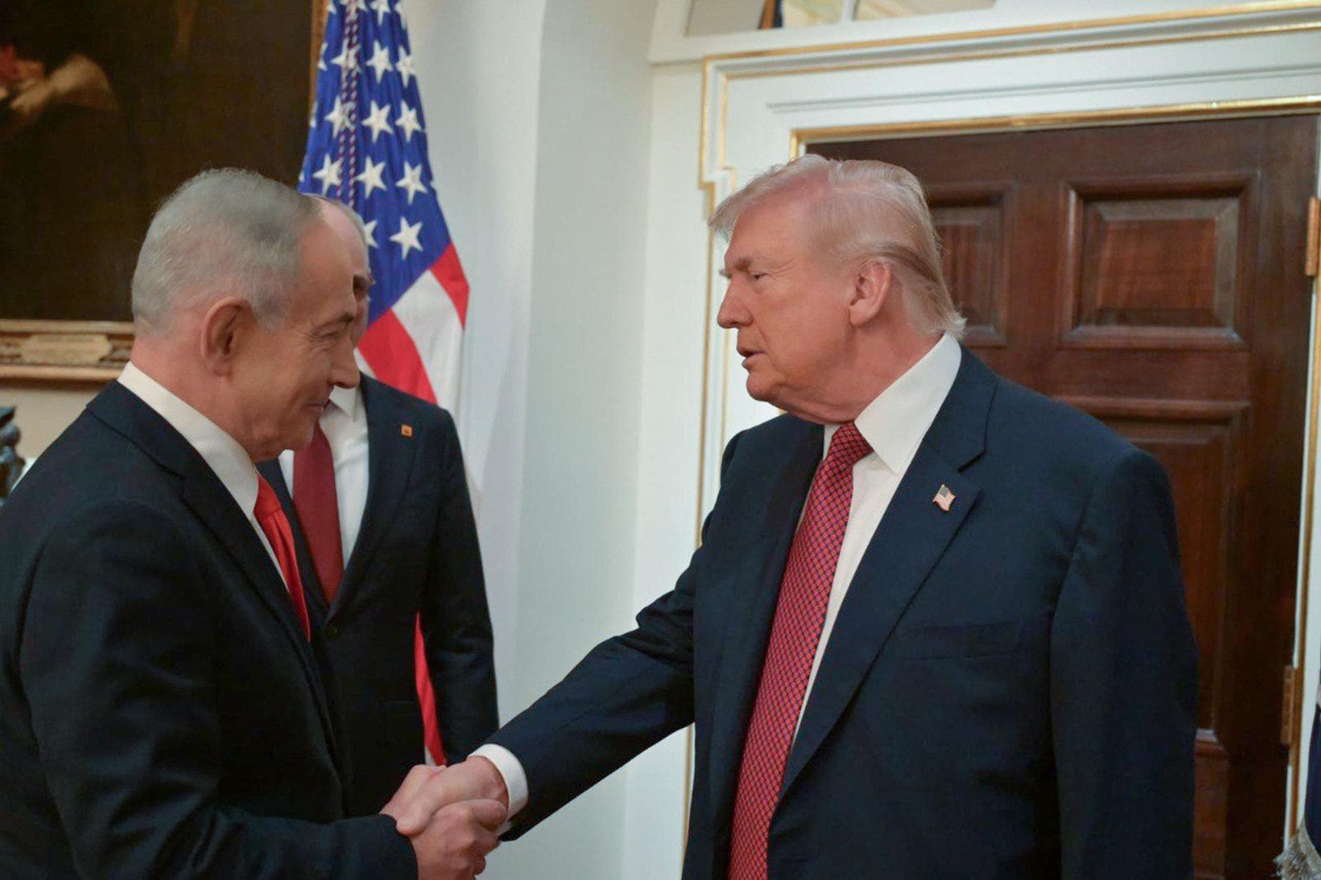 Trump se reúne con Netanyahu y le dice que prefiere una solución negociada con Irán