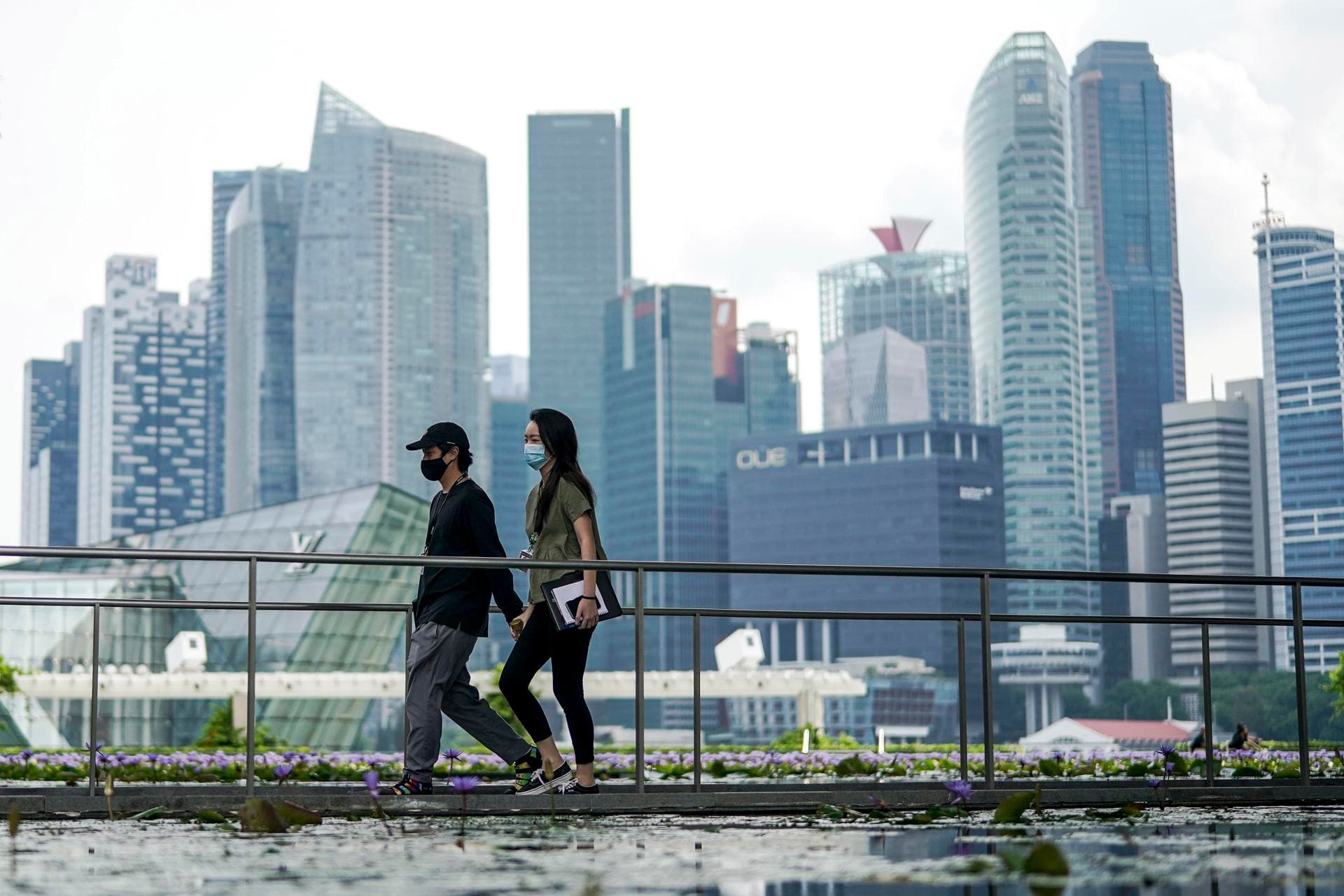 Singapur aprueba castigar con hasta 24 latigazos los delitos de estafas digitales