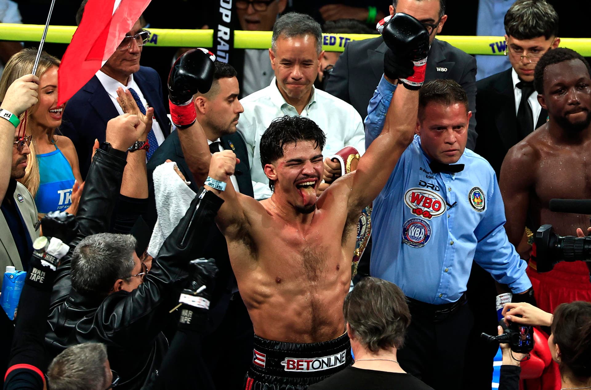 Xander Zayas vence al alemán Barraou y unifica títulos superwélter