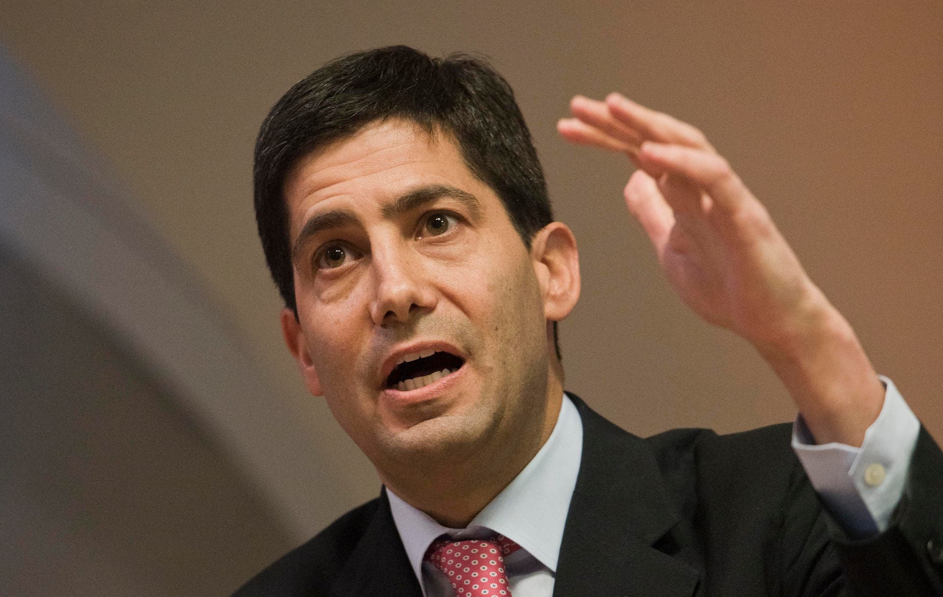Warsh afronta primera junta de la Fed con una inflación de 4.2% y ante la mirada de Trump