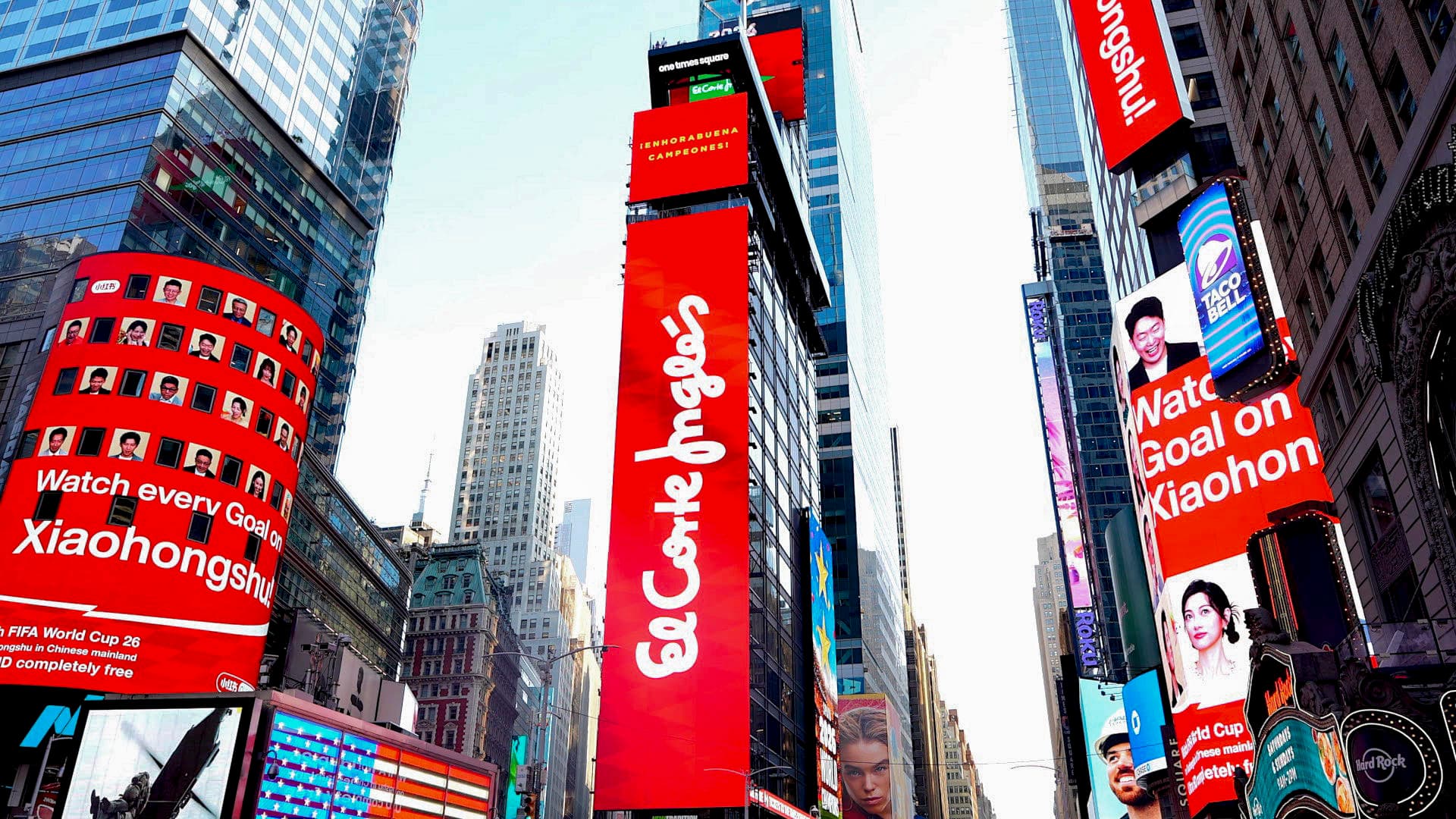 Times Square se tiñe de rojo