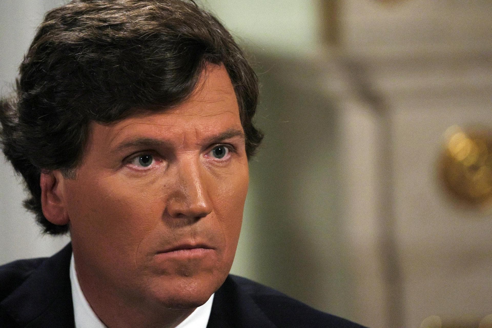 Republicanos se distancian del periodista Tucker Carlson por dar espacio a un antisemita
