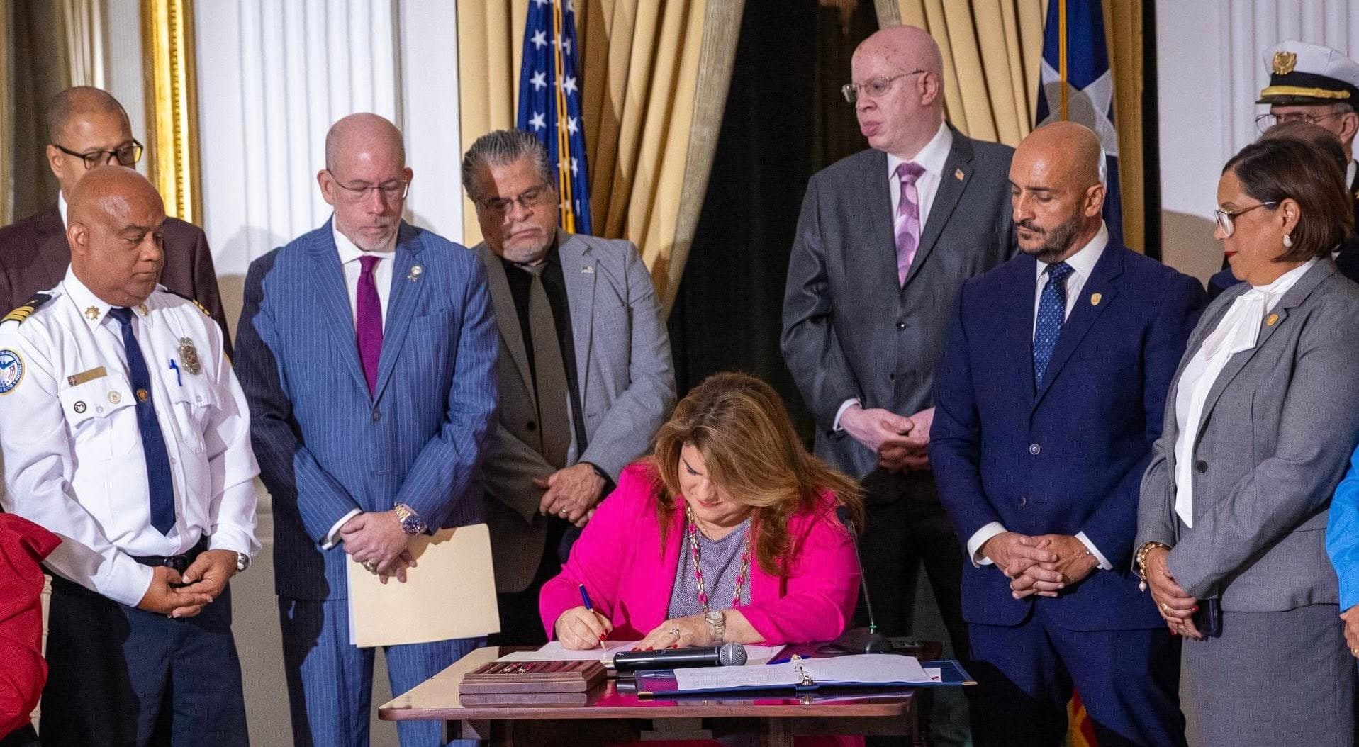 Gobernadora firma medidas para fortalecer la seguridad pública