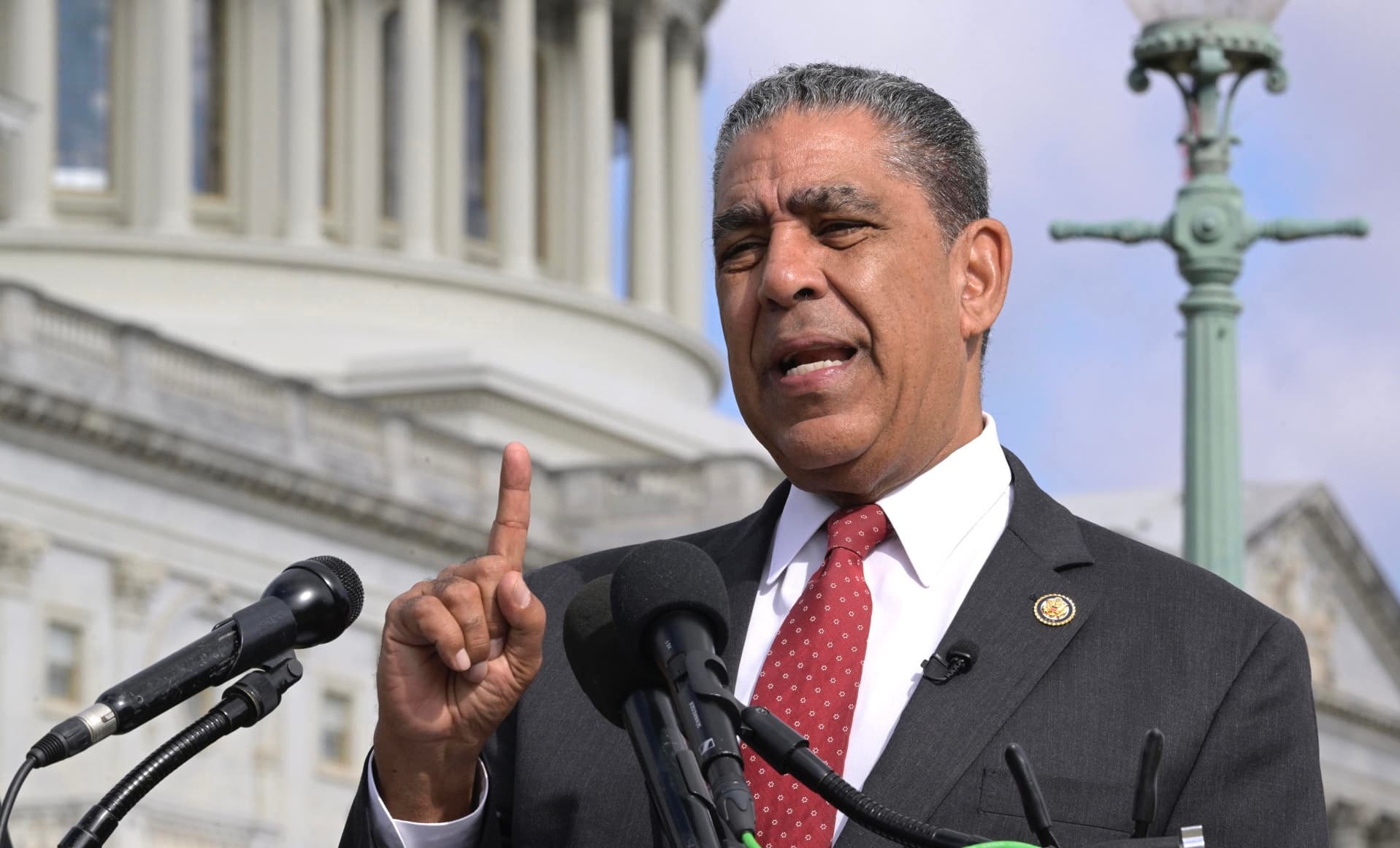 Líder demócrata del Caucus Hispano califica de "ilícitos" ataques de Trump en el Caribe