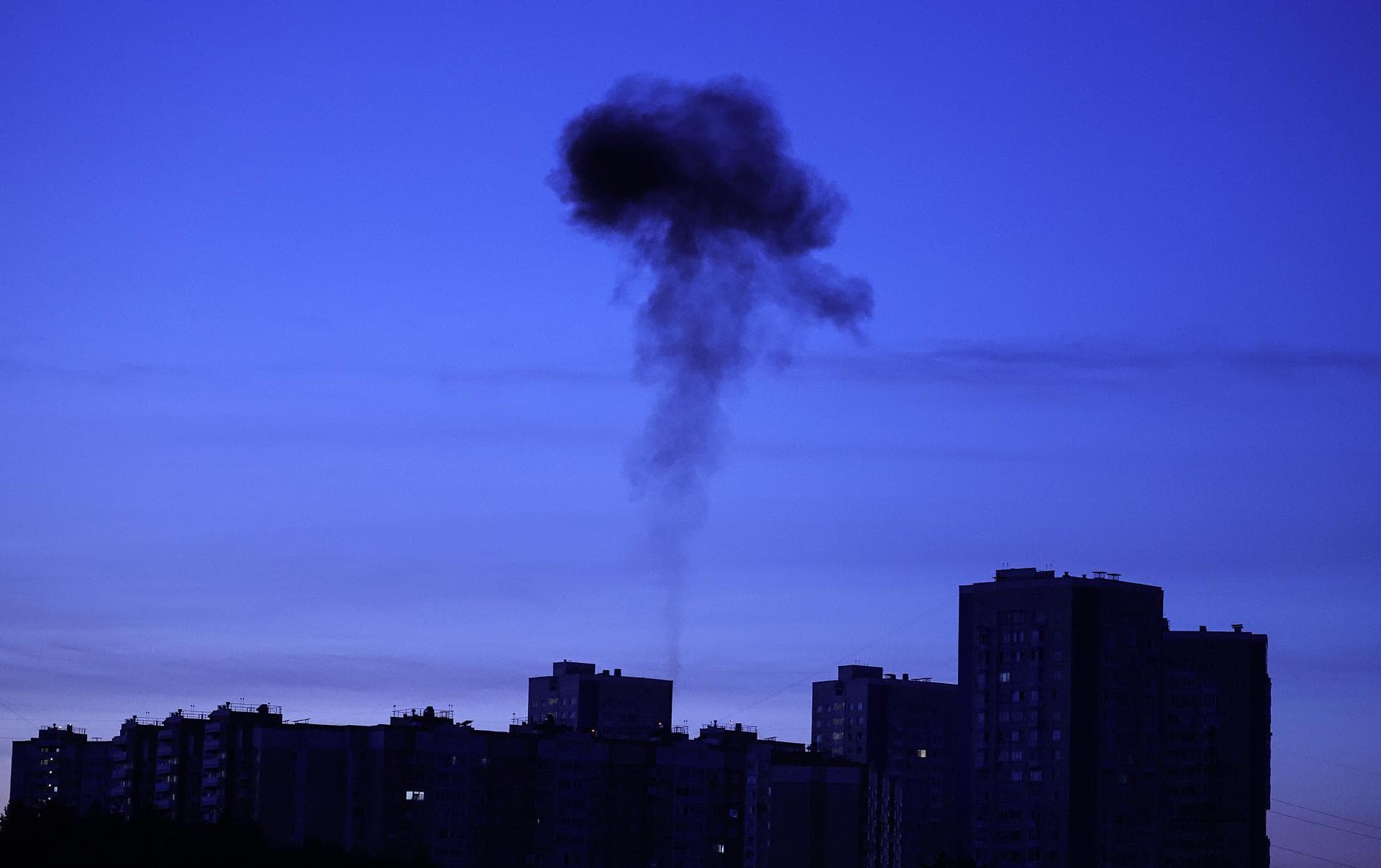 Masivo ataque ucraniano contra Moscú deja heridos e incendia instalaciones industriales