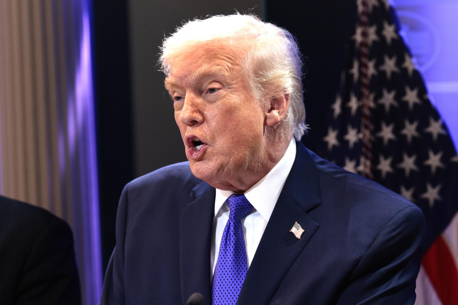 Trump dice que subirá el nuevo arancel global a un 15 %