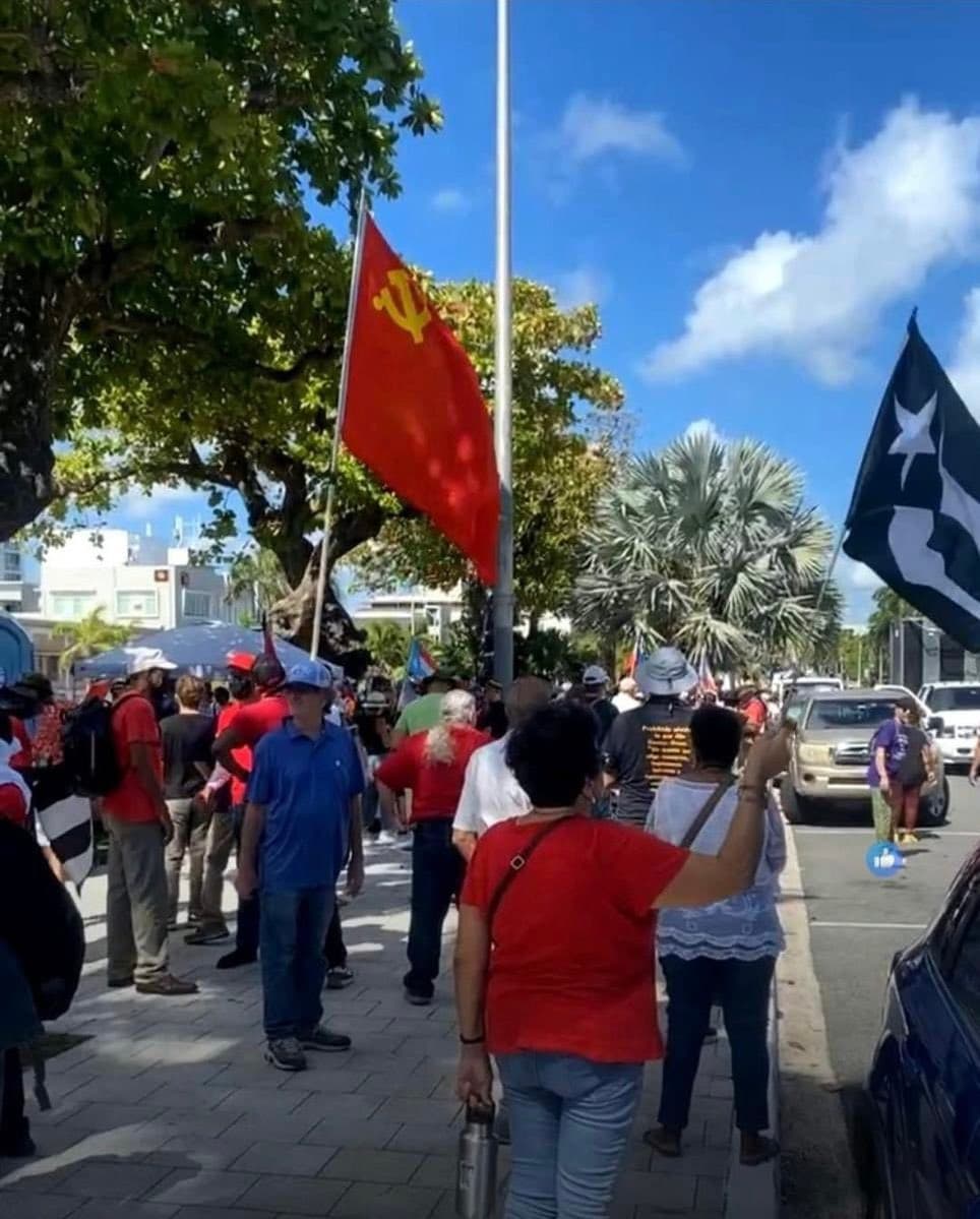 Asistentes de la marcha con banderas de la antigua Unión Soviética. Fotos: Redes sociales