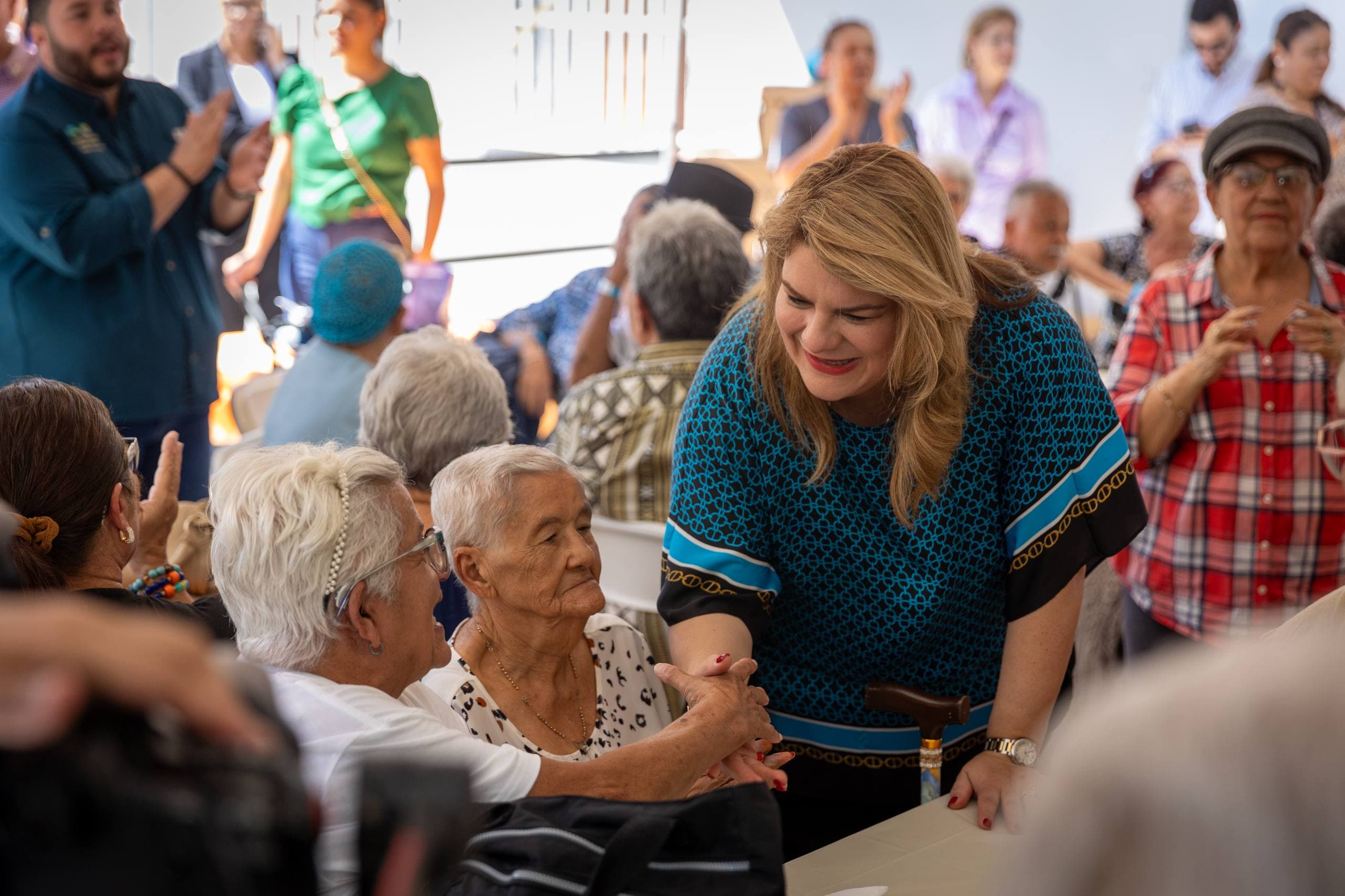 Gobernadora visita centro de adultos mayores en San Lorenzo