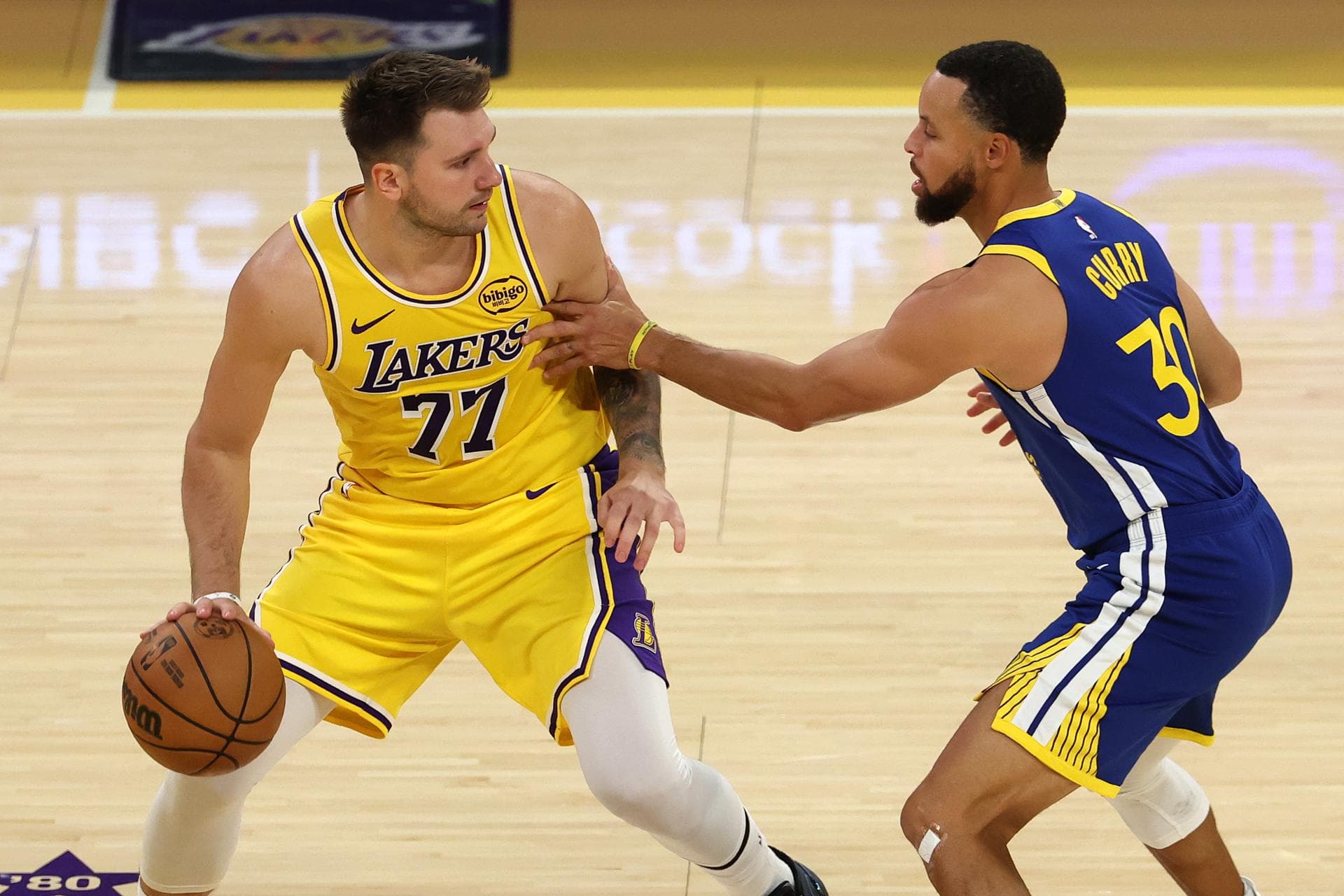 Doncic contra Curry, un duelo de titanes, inaugura el inicio de la temporada de la NBA