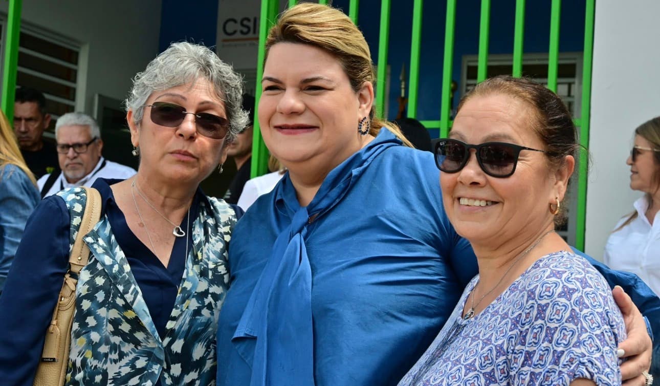 Gobernadora firma leyes para fortalecer la supervisión cooperativa y agilizar procesos correccionales