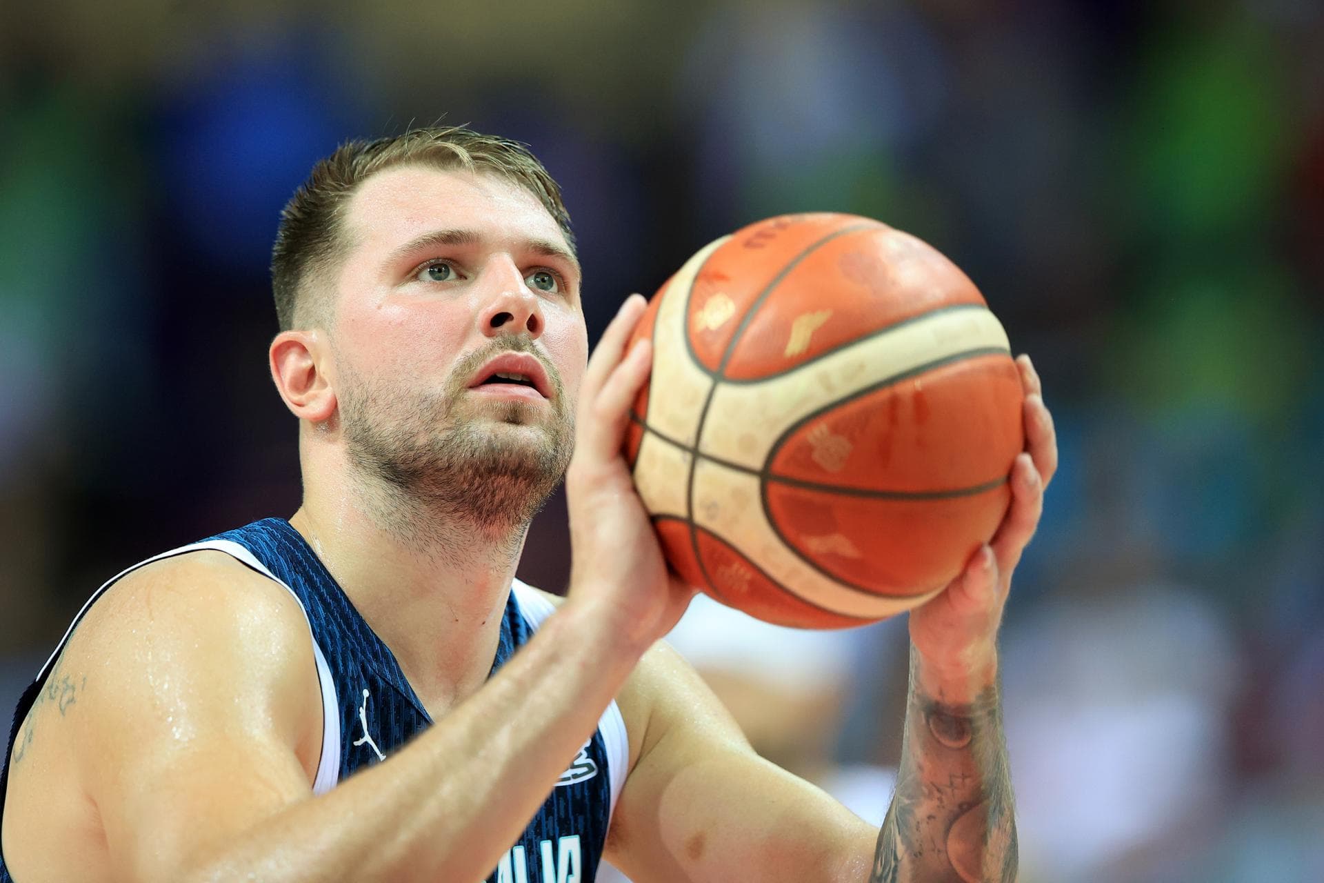 Luka Doncic estaría de vuelta en España para tratarse lesión en el isquitibial, según ESPN