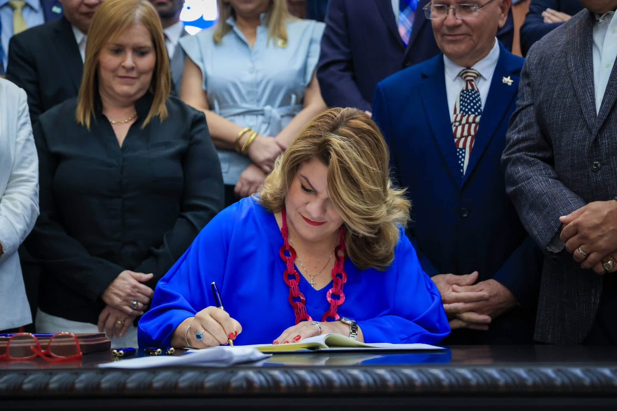 Gobernadora firma tres leyes y veta 4