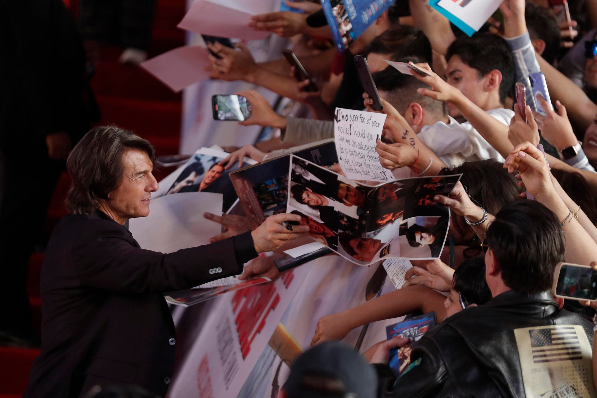 Tom Cruise recibe su primer Óscar en los Governors Awards y promete defender el cine