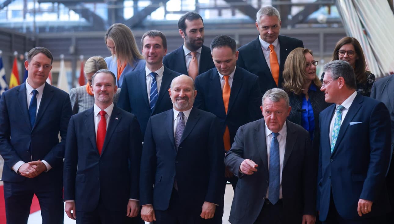 EE.UU. presiona a la UE con relajación de regulación digital para bajar aranceles a acero