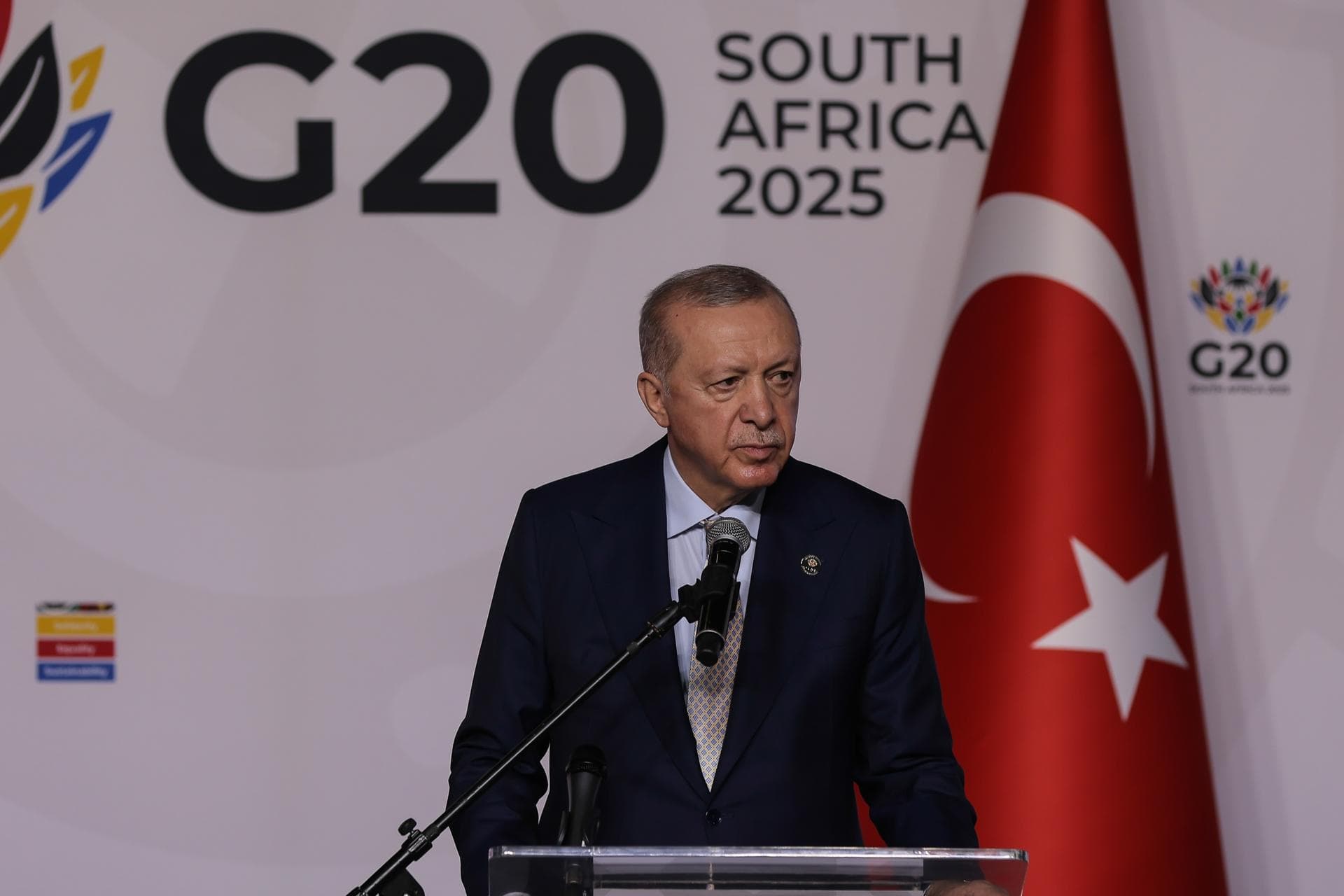Erdogan dice a Putin que está dispuesto a mediar para lograr una paz justa en Ucrania