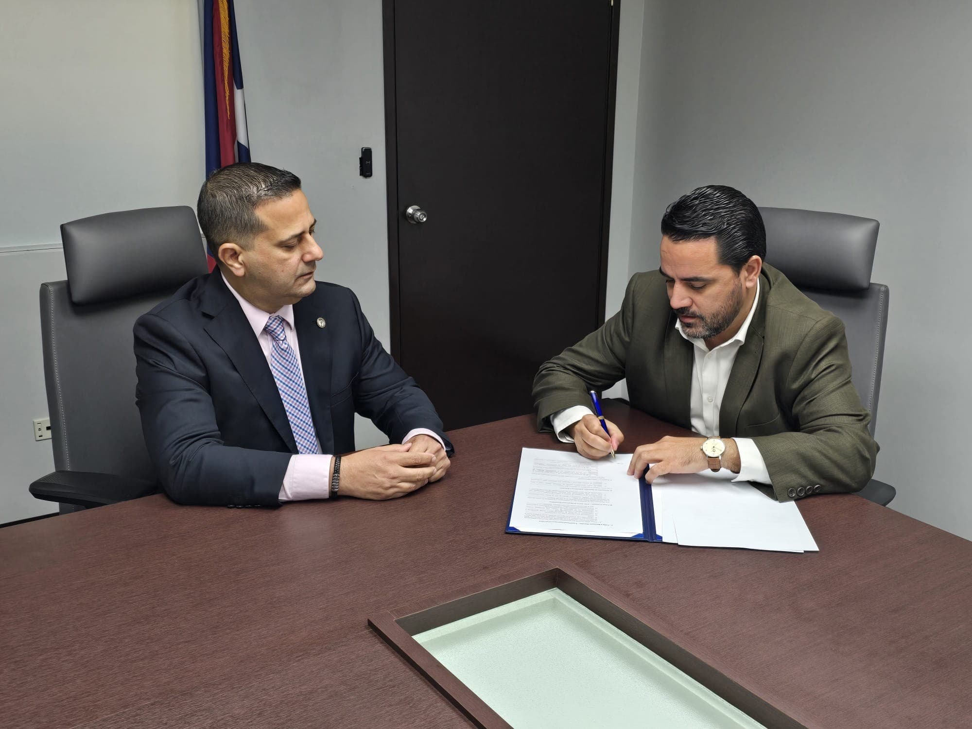 Agricultura y Corrección firman acuerdo colaborativo para llevar más “Manos Pa’l Campo”