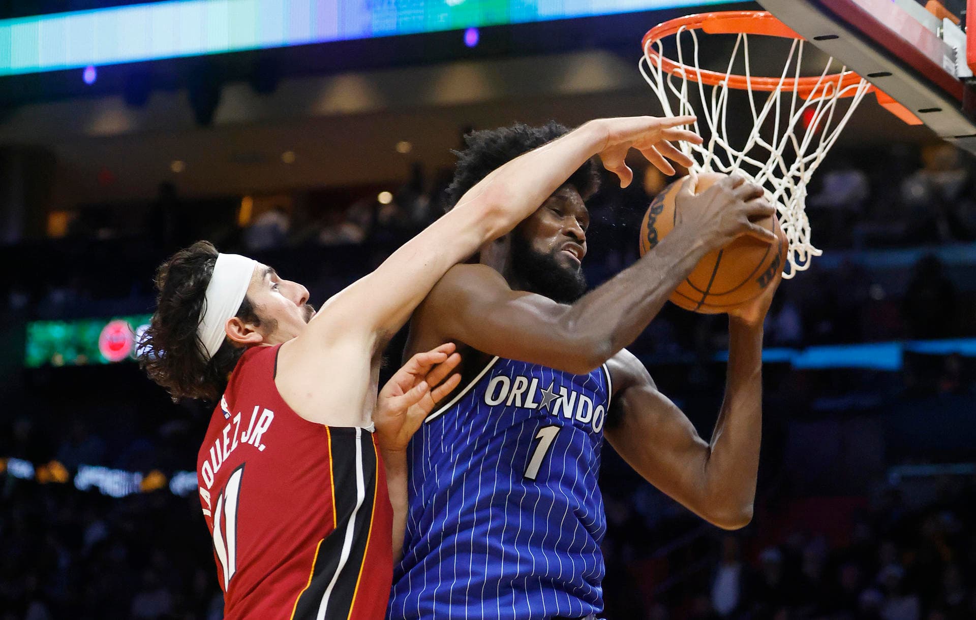 Brooks y Maxey explotan con 40 puntos y los Timberwolves dominan a OKC en jornada encendida de la NBA