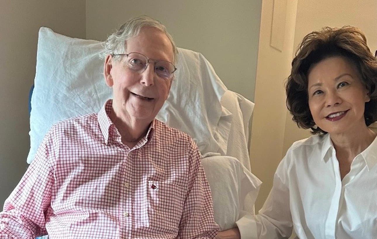 Senador Mitch McConnell reaparece tras semanas hospitalizado por una caída