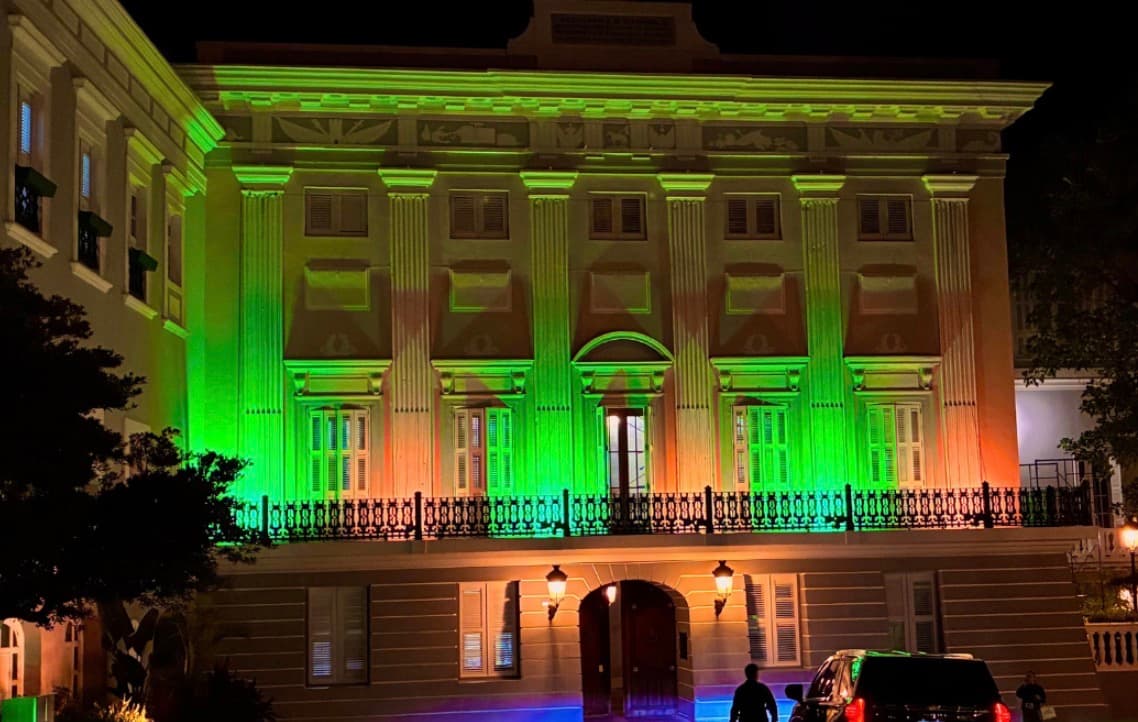 Iluminan edificios emblemáticos de Puerto Rico para crear conciencia sobre la inseguridad alimentaria