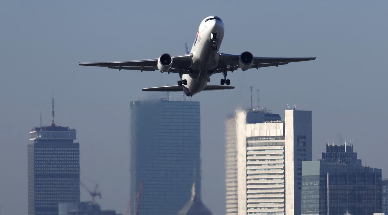 EE.UU. ordena inicio de reducción gradual de vuelos ante "tensión en el sistema"