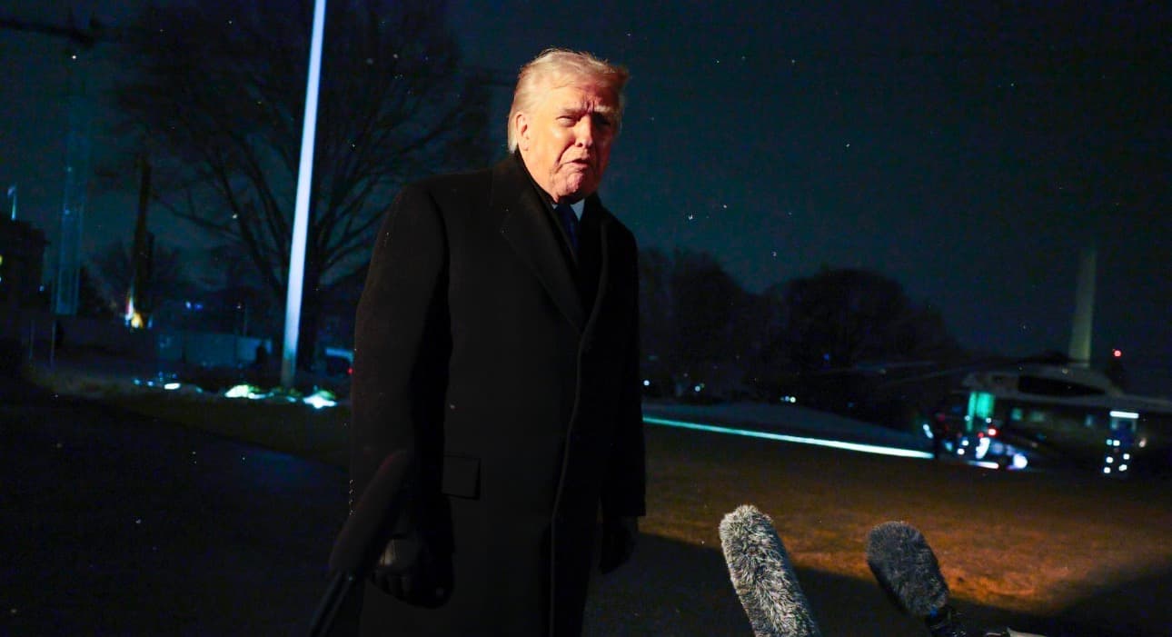 Trump dice que cambio de régimen en Irán sería "lo mejor" y eleva presión militar