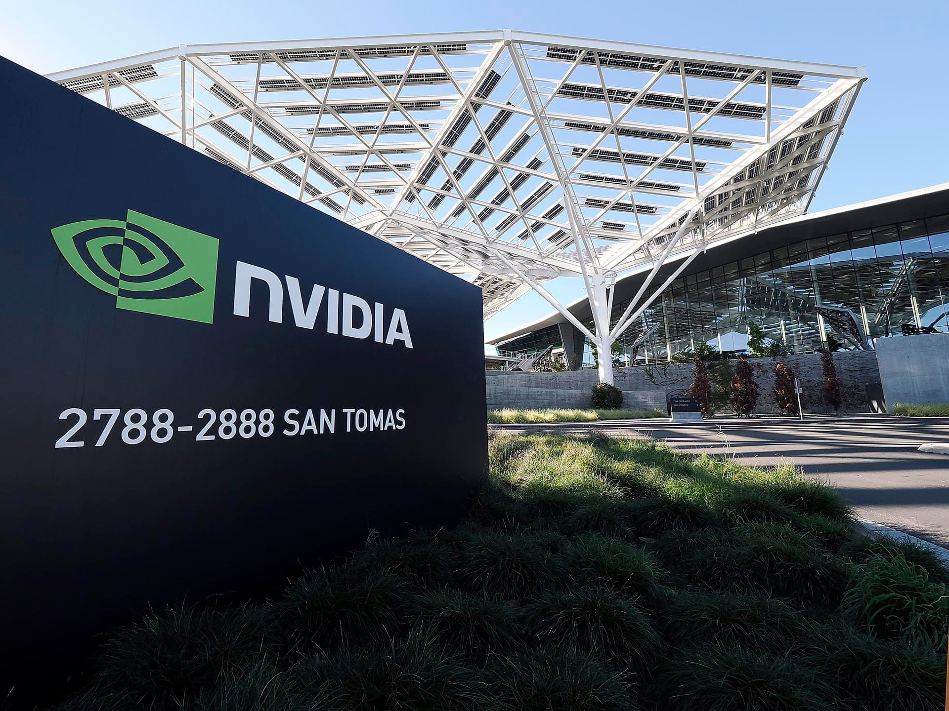 Nvidia cae un 2,17 % ante la incertidumbre sobre su acuerdo con OpenAI
